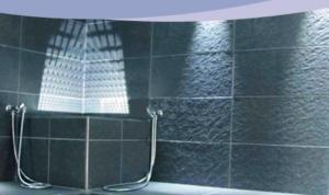 帕苏德尔托纳莱迪莫拉斯托丽卡拉米兰多拉酒店的浴室内带镜子的黑色瓷砖墙