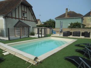 瑟泽LE RABELAIS的一座房子的院子内的游泳池