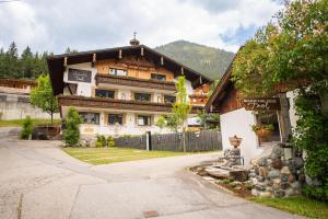 贝旺Mountainlodge Tirol Berwang的前面有围栏的大房子