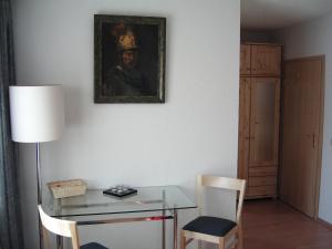 德累斯顿德累斯顿皮耶申膳食公寓酒店的墙上一幅画,画着一个人,画着一张桌子