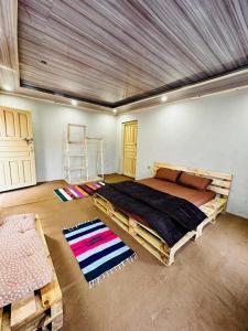 锡卡都Orgventure Resorts Skardu的一间卧室,卧室内配有一张大床