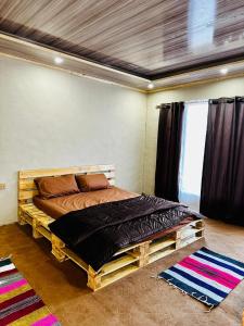 锡卡都Orgventure Resorts Skardu的一间卧室,卧室内配有一张木床