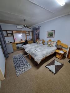 莫科帕内Emani Guest House的一间卧室配有一张床和一张桌子