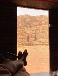 瓦迪拉姆Moon city camp的一个人在窗外,望向沙漠