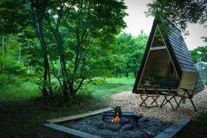 ShimokawaA-frame cabin iwor - Vacation STAY 36172v的院子中间的帐篷