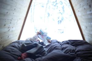 ShimokawaA-frame cabin iwor - Vacation STAY 36172v的躺在床上看书的人