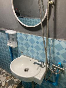 梭桃邑โรงแรมคุ้มเดช - KoomDech Hotel的一间带水槽和镜子的浴室