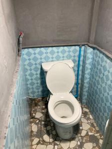 梭桃邑โรงแรมคุ้มเดช - KoomDech Hotel的一间小浴室,在摊位设有厕所