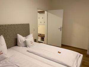 菲希特尔山区巴特贝内克哈特林德姆酒店的一间卧室配有一张带白色床单的大床