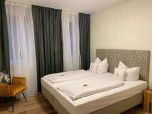 菲希特尔山区巴特贝内克哈特林德姆酒店的一间卧室配有一张带白色床单的床和一扇窗户。
