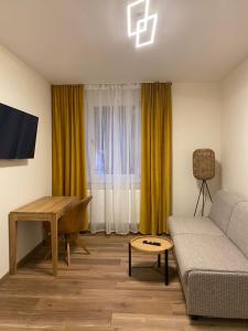 菲希特尔山区巴特贝内克哈特林德姆酒店的客厅配有沙发和桌子