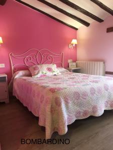 埃尔希耶戈阔西亚卡萨乡村民宿的粉红色的卧室,配有一张粉红色墙壁的床