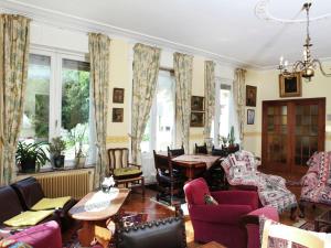 RuiseledeComfortable Mansion in Doomkerke near Forest的客厅配有紫色椅子和桌子