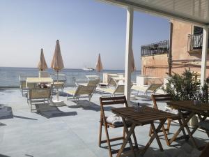 贾迪尼-纳克索斯Tulla's的一个带桌椅的庭院和大海