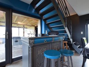 MorhetModern Cottage in Vaux sur S re with Sauna的一间酒吧,房间拥有蓝色的墙壁和蓝色的凳子