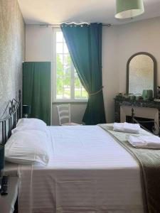 Room in Guest room - Les Chambres De Vilmorais - Verte Dutronc的卧室设有一张白色大床和一扇窗户。