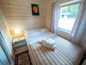 Kolorowe Zacisze的一间小卧室,配有床和窗户