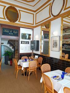 瓦伦西亚世纪酒店的一间带桌椅和天花板的餐厅