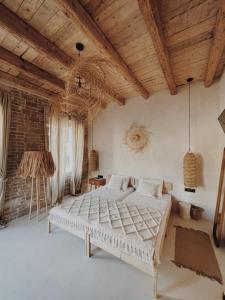 维斯LISSA home的一间卧室设有两张床和砖墙