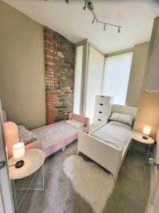沃特福德Beautiful 2-Bed Apartment near Waterford City的一间设有两张床和砖墙的房间