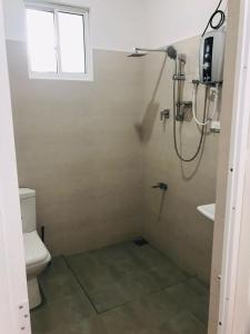 韦利格默Roshan Villa的带淋浴、卫生间和窗户的浴室