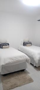 OkakararaEsteem Guesthouse的卧室内两张并排的床