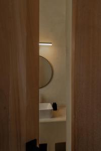 坎佩切Narrativ Lofts - Numen - Stylish Hideaway的一间带镜子和水槽的浴室