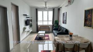 瓜拉丁加奴Ladang Tanjung Dar Assalam Homestay的客厅配有桌子和沙发