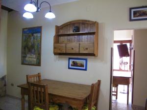 StiloDiving Center Punta Stilo的一间带木桌和椅子的用餐室
