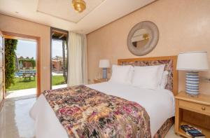 马拉喀什Villa Dar Laila的一间卧室设有一张床和一个大窗户