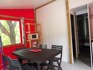 利梅伊THITOME的红色墙壁的房间里一张桌子和椅子