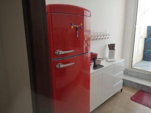 贾迪尼-纳克索斯Tulla's的带柜台的厨房内的红色冰箱