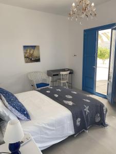 伊奥斯乔拉Luxury studio on the beach的一间卧室配有一张带蓝色门的床
