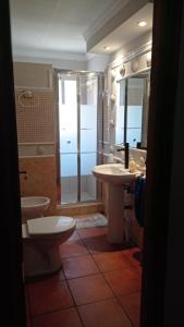 圣玛丽亚港El amanecer的浴室设有2个卫生间、水槽和淋浴。