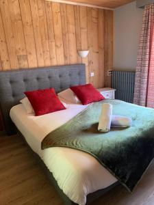 莫尔济讷康科尔德酒店的一间卧室配有一张带红色枕头的大床