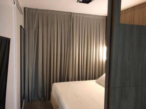 巴拉奈里奥-坎布里乌Apart-hotel Central com Spa的一间卧室配有床和带窗帘的窗户