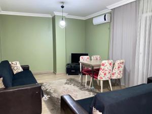 特拉布宗Rüya apart的客厅配有沙发和桌椅