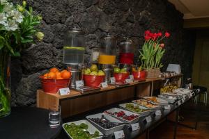 巴拉斯港瓦拉斯港昆布雷拉斯酒店的桌上的自助餐,包括水果和蔬菜