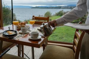 巴拉斯港瓦拉斯港昆布雷拉斯酒店的把咖啡倒在桌子上,享有海景的人