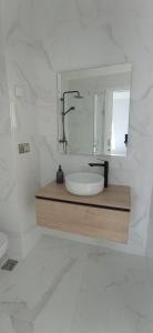 维戈Príncipe Boutique apartments的白色的浴室设有水槽和镜子