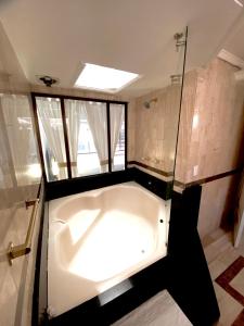 卡利圣洛朗酒店的窗户客房内的浴缸