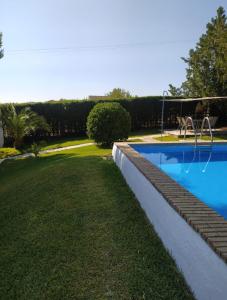 巴达霍斯La Zagala的一个带目标的庭院内的游泳池