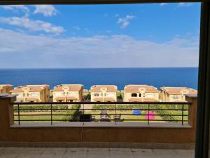 艾因苏赫纳Villa Telal Ain Sokhna的阳台享有海景。