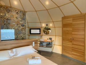 巴约讷GLAMPING DO MAR的一间卧室设有一张大床和一个窗户。