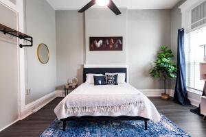 路易斯威尔Suite near downtown Louisville, KY - Suite V的一间卧室配有一张床和蓝色地毯