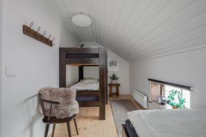 FryksåsBrudtallen的一间卧室配有双层床和椅子