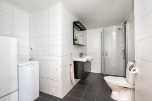 FryksåsBrudtallen的白色的浴室设有卫生间和水槽。