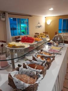 伊达贾伊Hotel Graju Itajaí的包含多种不同面包的自助餐