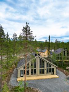 伊德菲尔Nybyggda parhus i Idre的树林中房屋的空中景观
