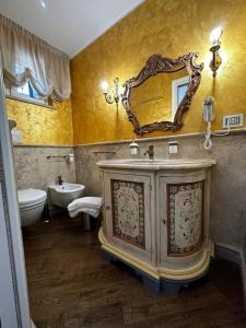 蒙特-坡佐-卡多Casa Catone (affitta camere)的浴室设有水槽和墙上的镜子